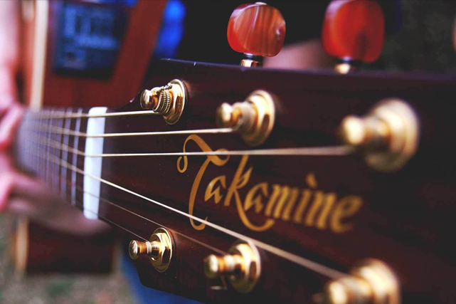 חברת Takamine מייצרת גיטרות